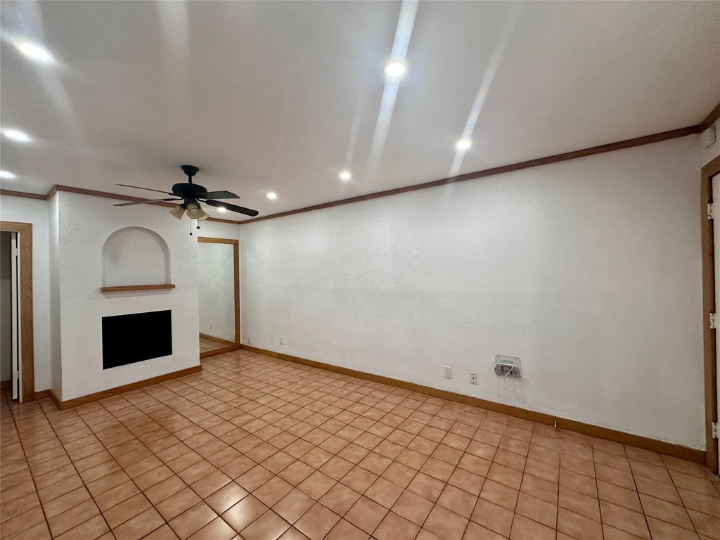 505 W 7th St - Photo 2