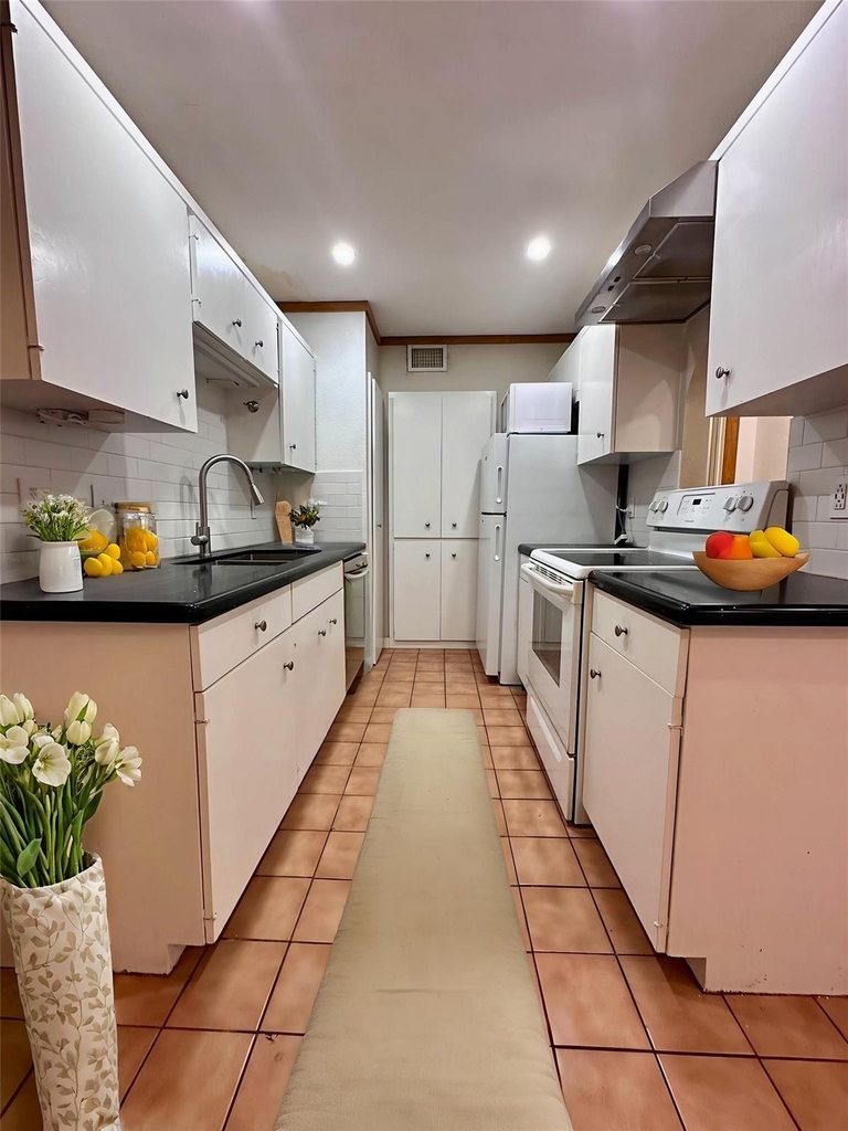 505 W 7th St - Photo 4