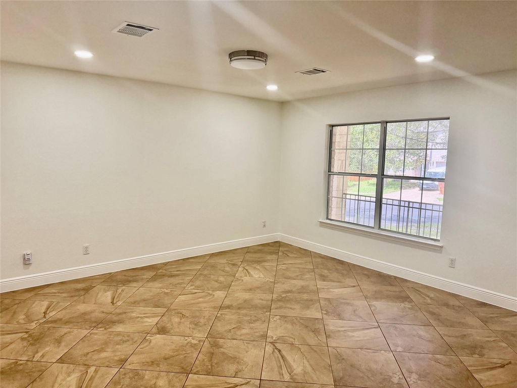11210 Kingsgate Dr - Photo 2