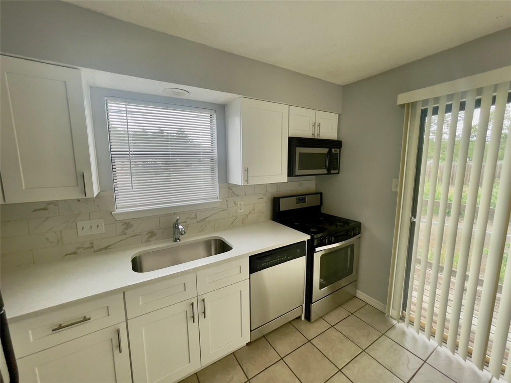 2001 Kenneth Ave - Photo 3