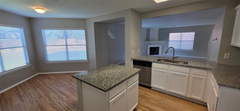 3037 Bradford Park Dr - Photo 8