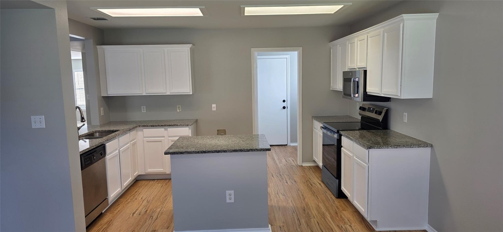 3037 Bradford Park Dr - Photo 7