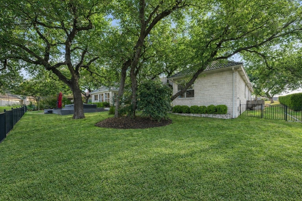 2016 Lakeway Blvd - Photo 10