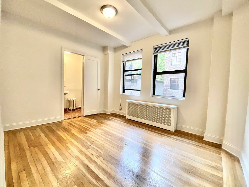 328 East 43rd Street - Photo 17
