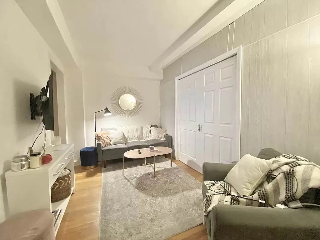 328 East 43rd Street - Photo 3