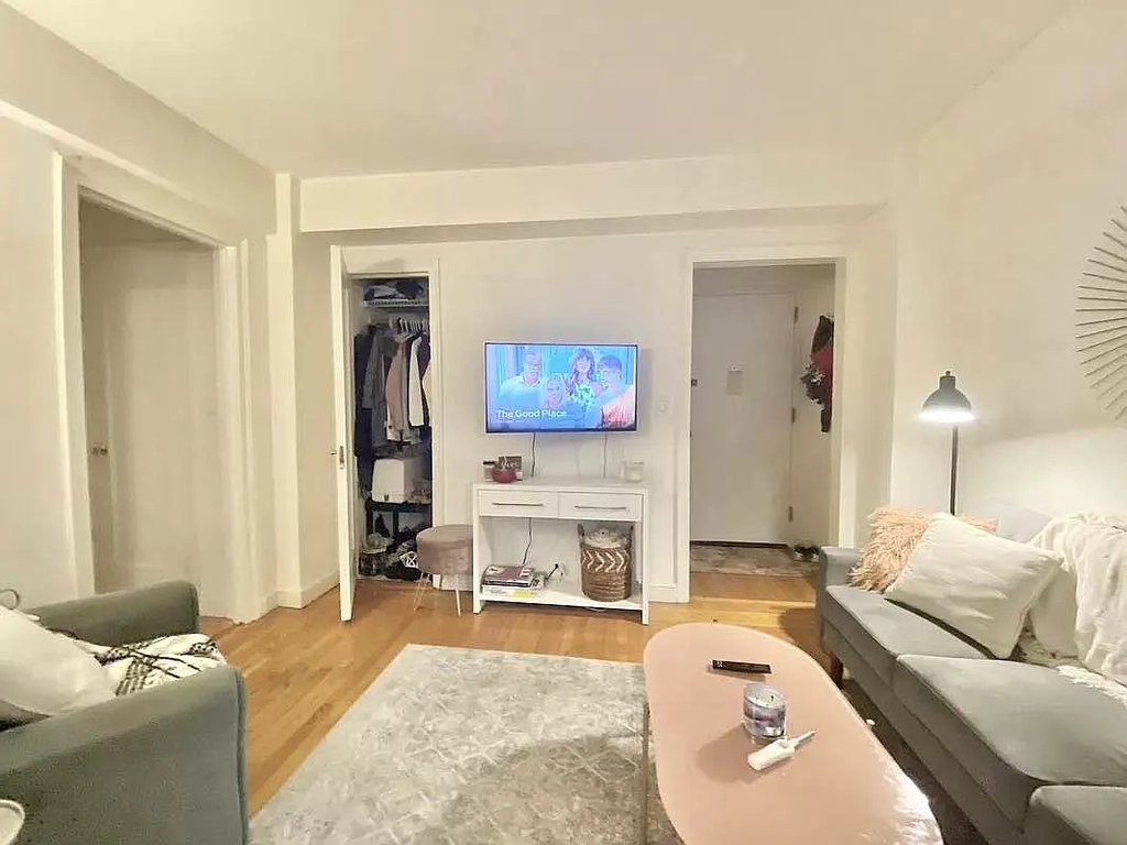 328 East 43rd Street - Photo 8