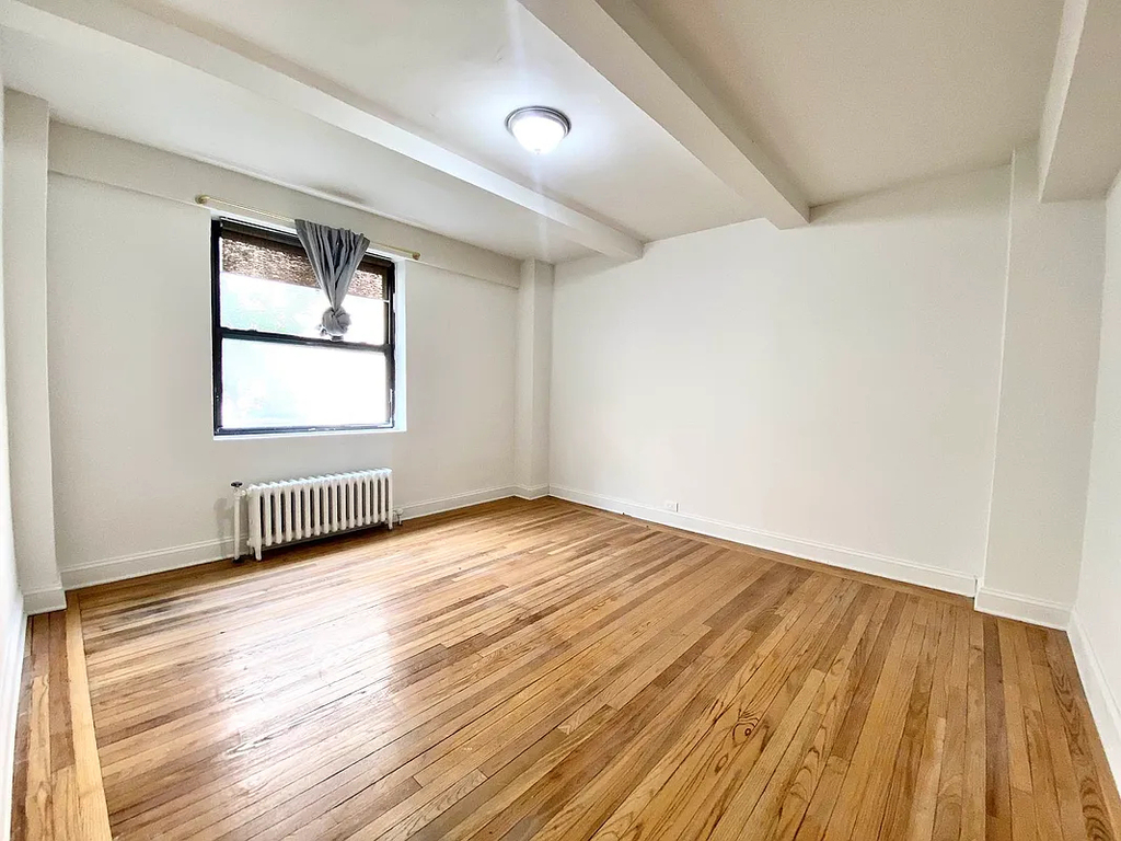 328 East 43rd Street - Photo 9