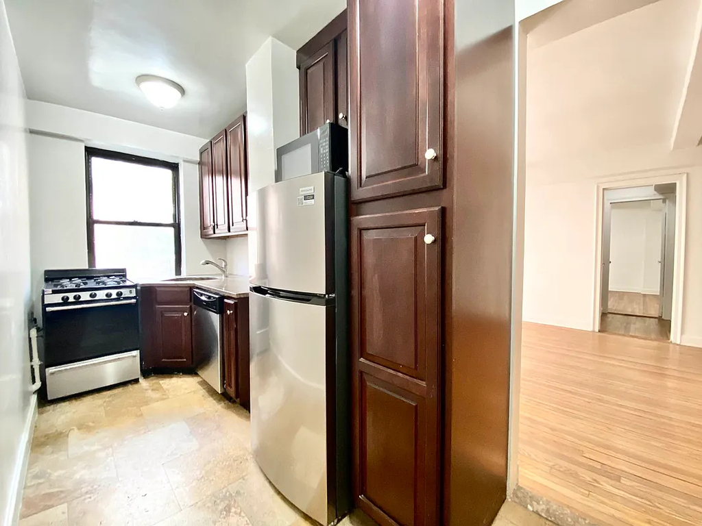 328 East 43rd Street - Photo 10