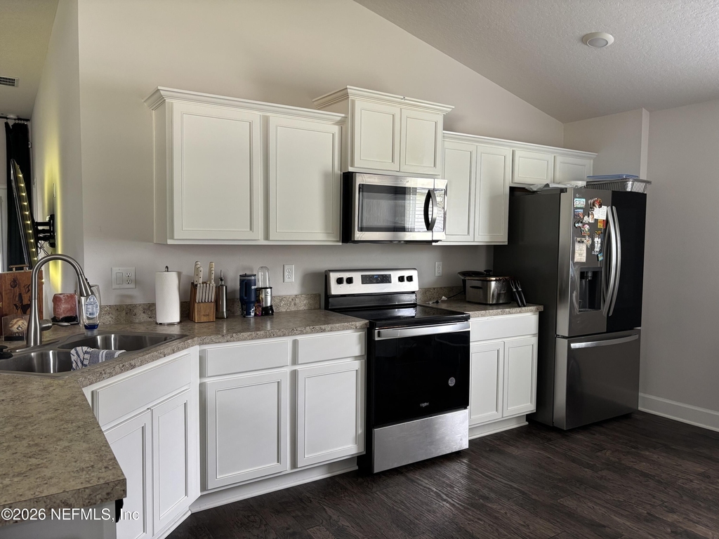 8112 Helmsley Boulevard - Photo 10