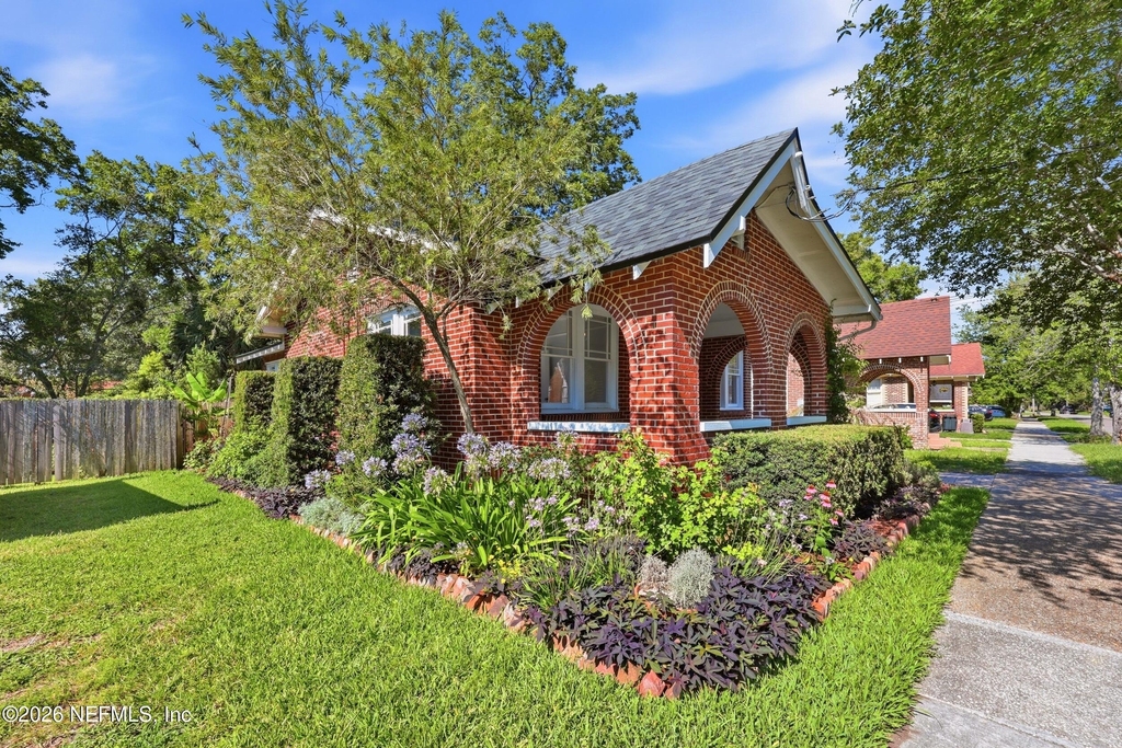 2614 Dellwood Avenue - Photo 2