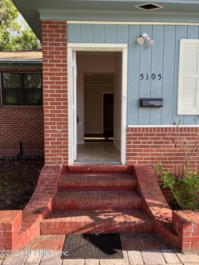 5105 Hollycrest Drive - Photo 1