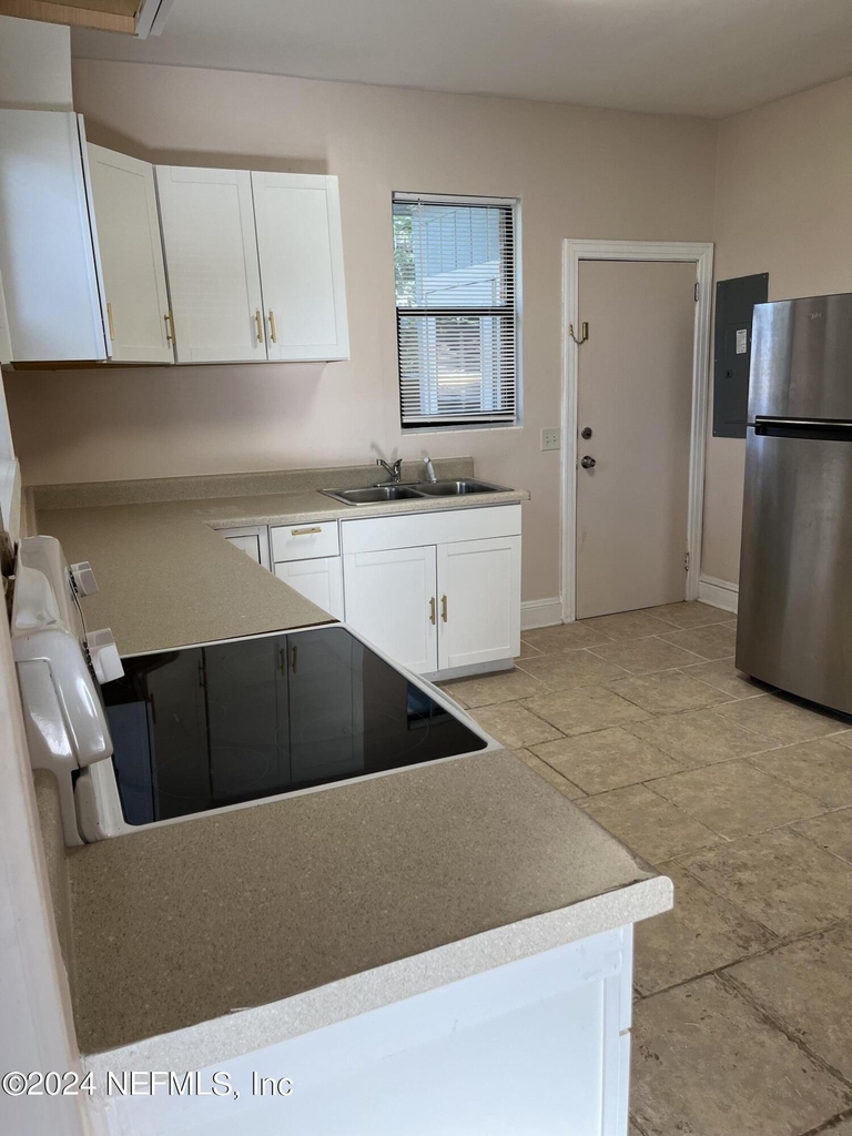 5105 Hollycrest Drive - Photo 2