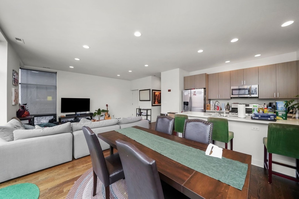 832 W Erie Street - Photo 2