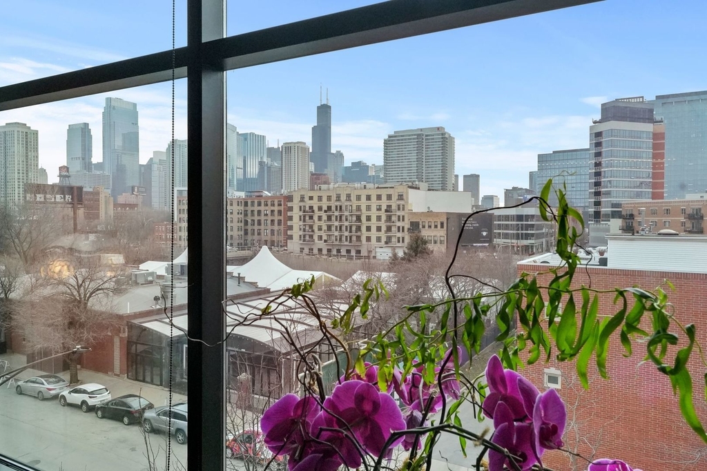 832 W Erie Street - Photo 3