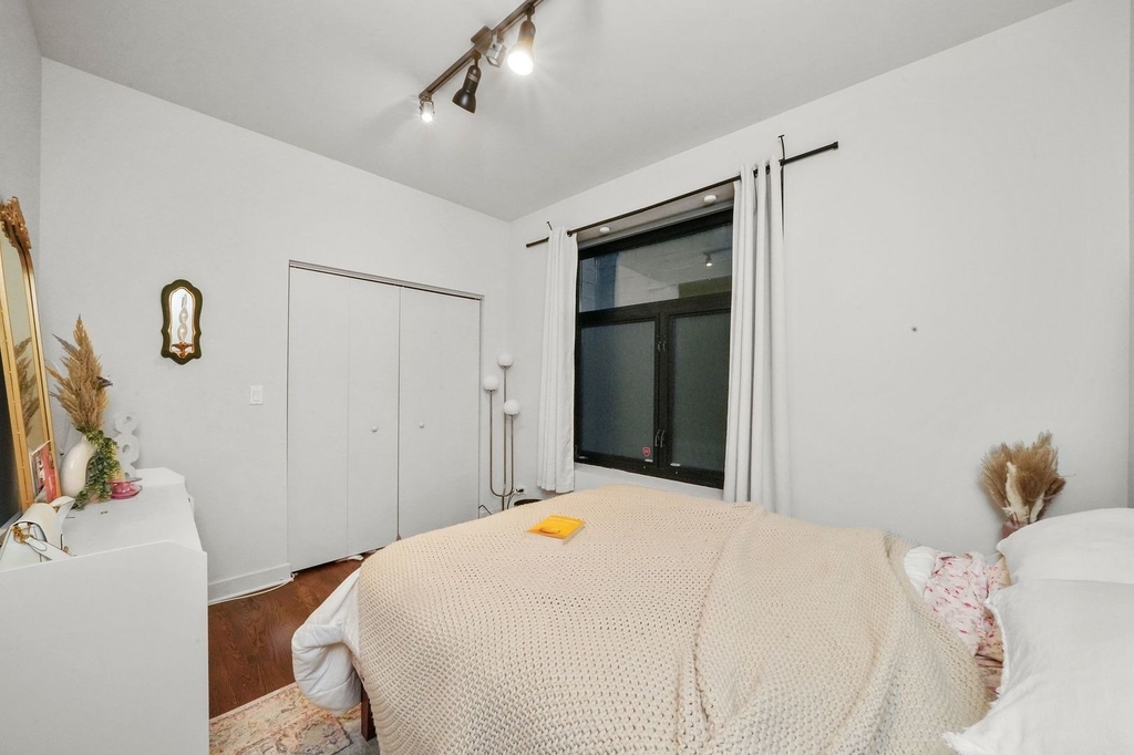 832 W Erie Street - Photo 11