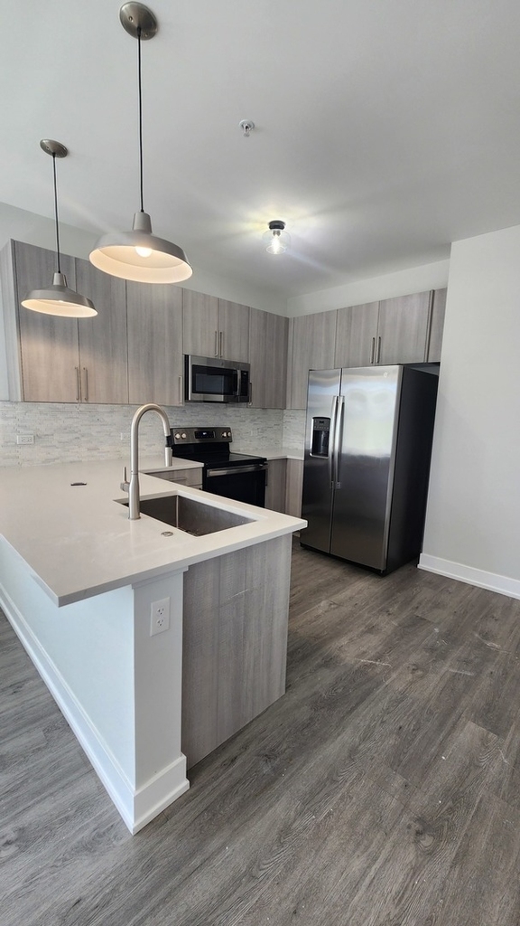 825 E 61st Street - Photo 4