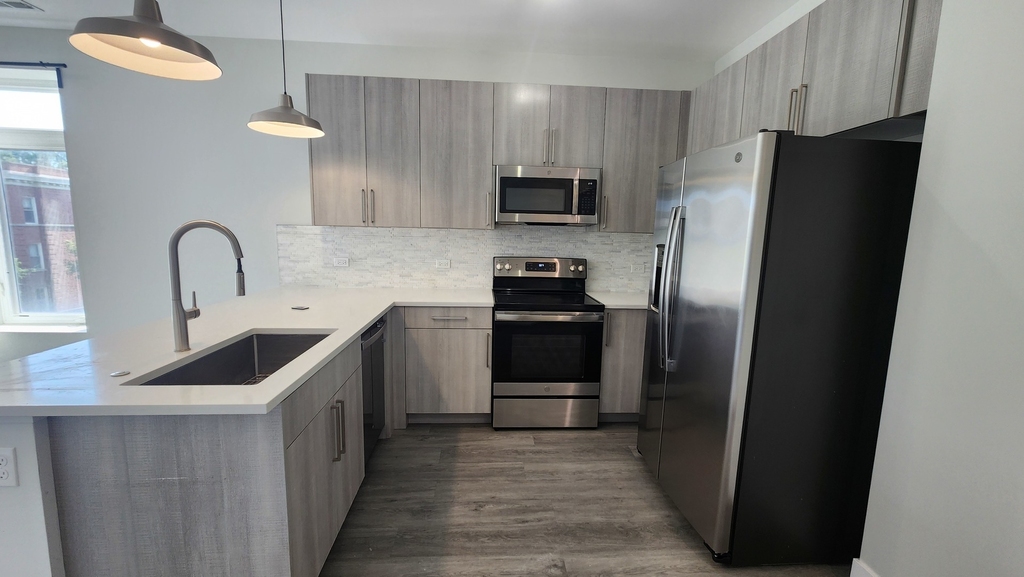 825 E 61st Street - Photo 3