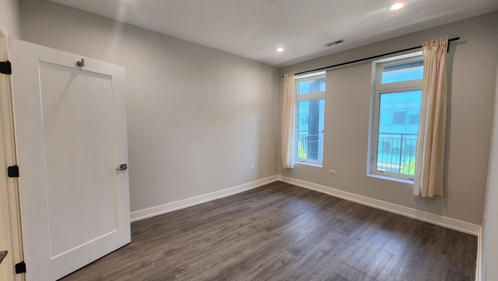 825 E 61st Street - Photo 7