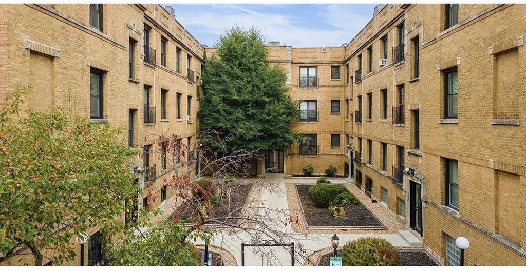730 W Roscoe Street - Photo 1
