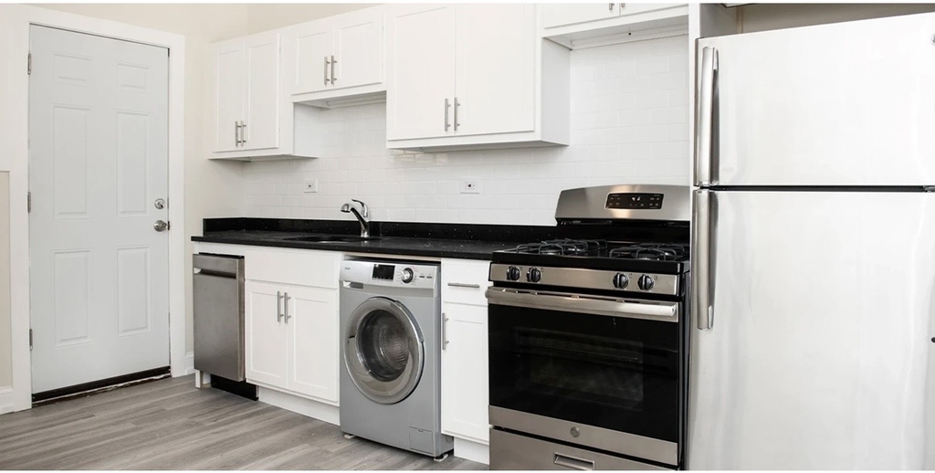 730 W Roscoe Street - Photo 2