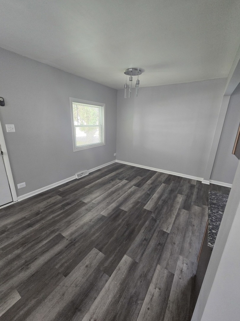 7139 W 74th Street - Photo 6