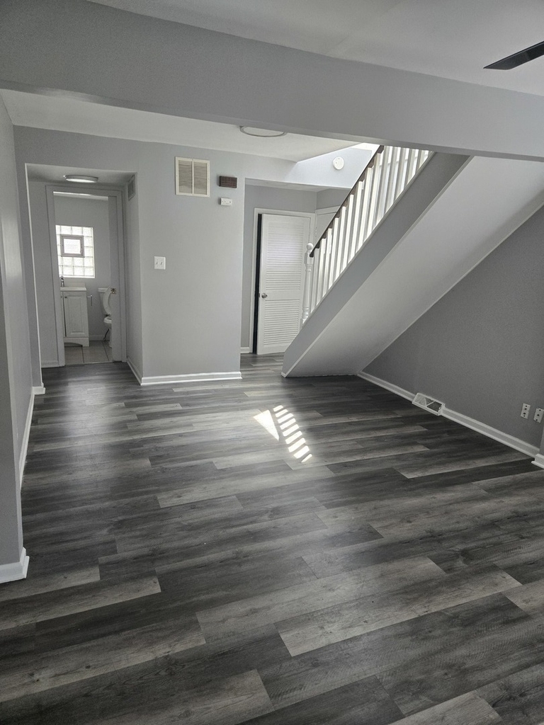 7139 W 74th Street - Photo 5