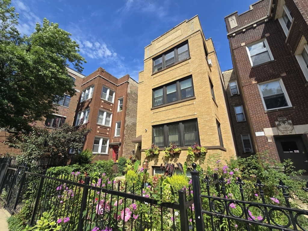 4741 N Washtenaw Avenue - Photo 1