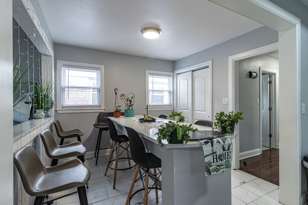 1805 N Harding Avenue - Photo 3