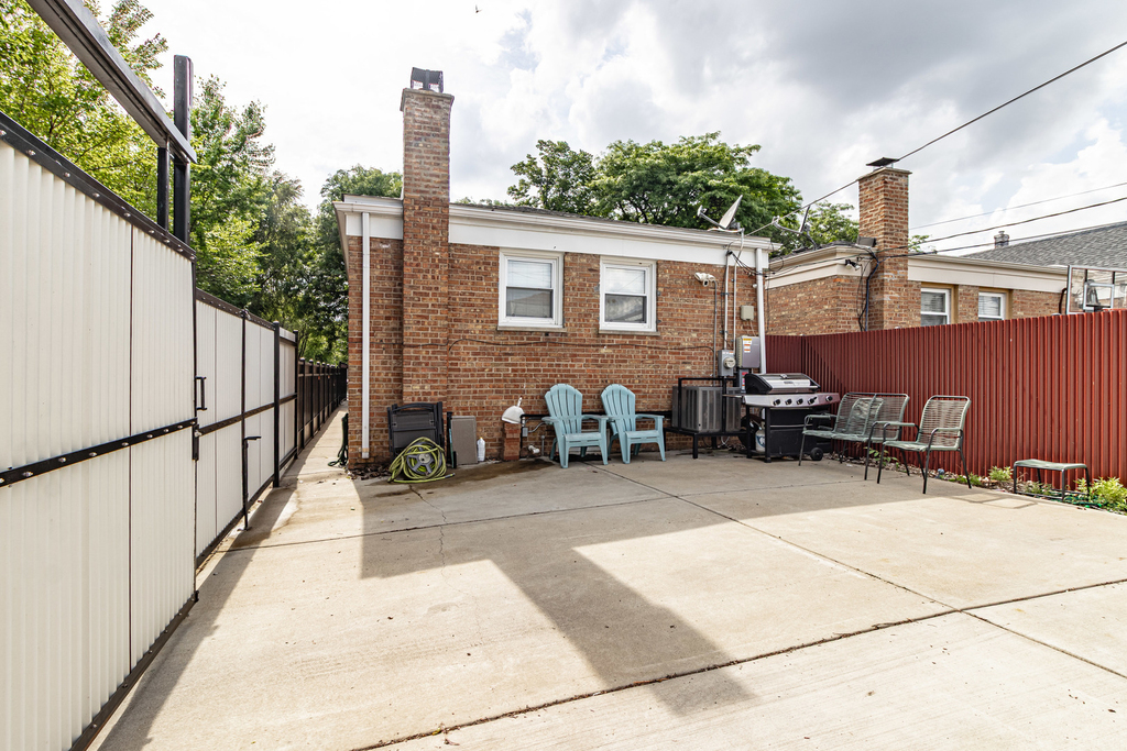 1805 N Harding Avenue - Photo 13