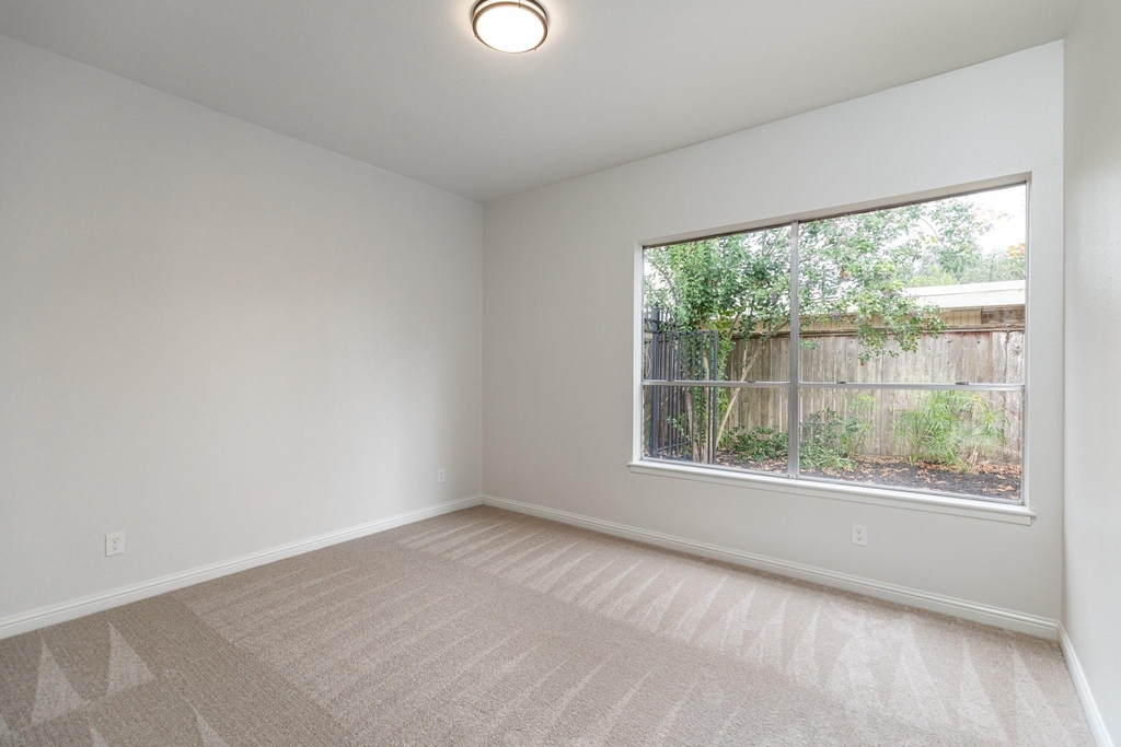 20 Charleston Street N - Photo 8