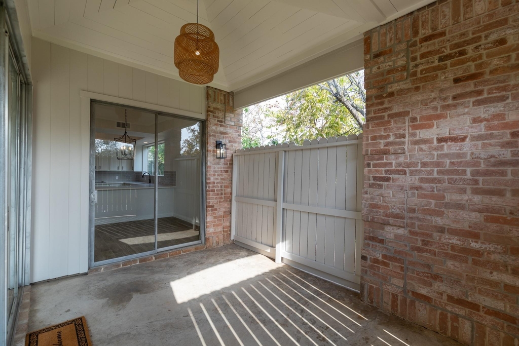 20 Charleston Street N - Photo 12