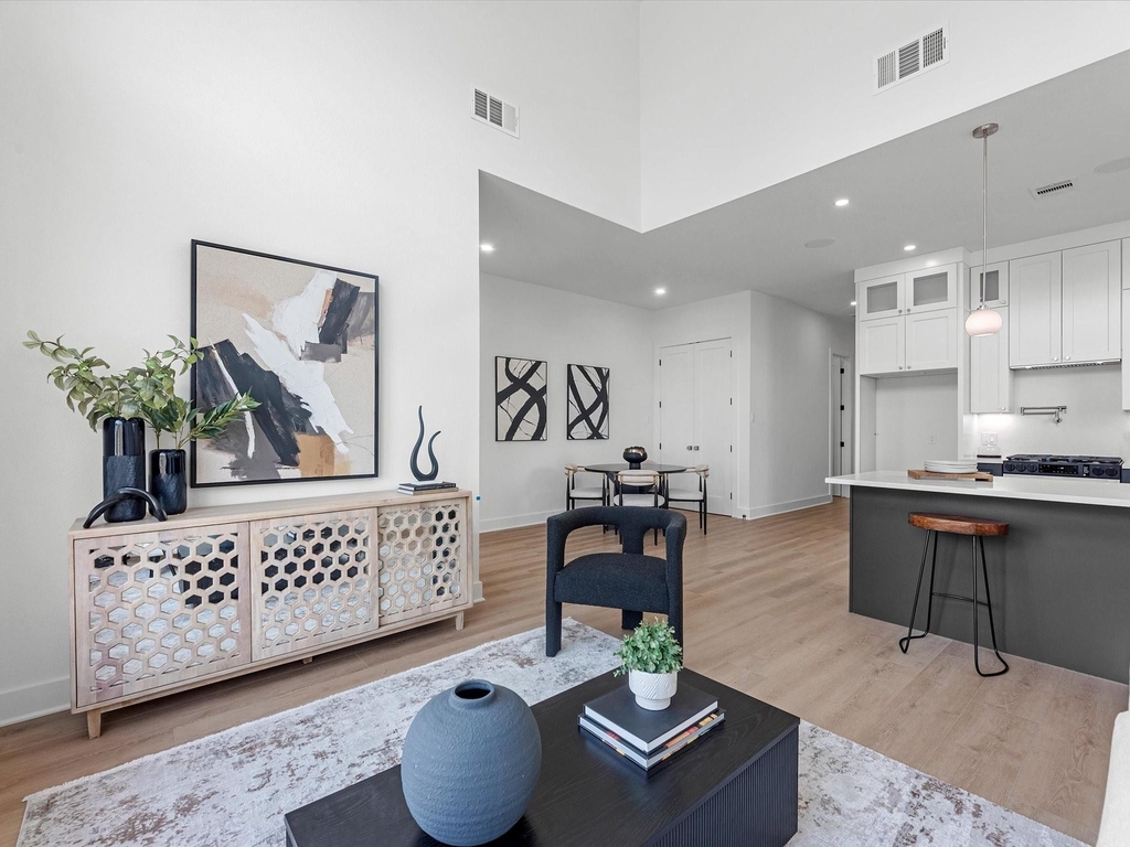 422 E 41st Street - Photo 4