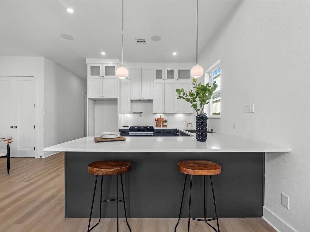 422 E 41st Street - Photo 5