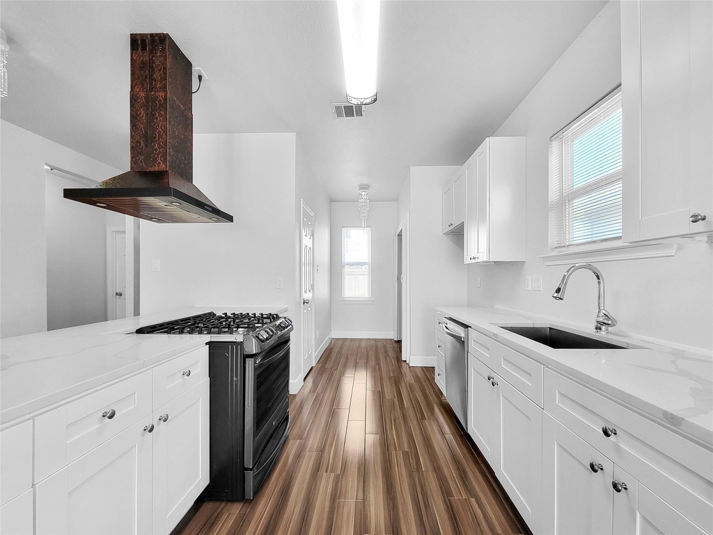 8135 Chateau Street - Photo 0