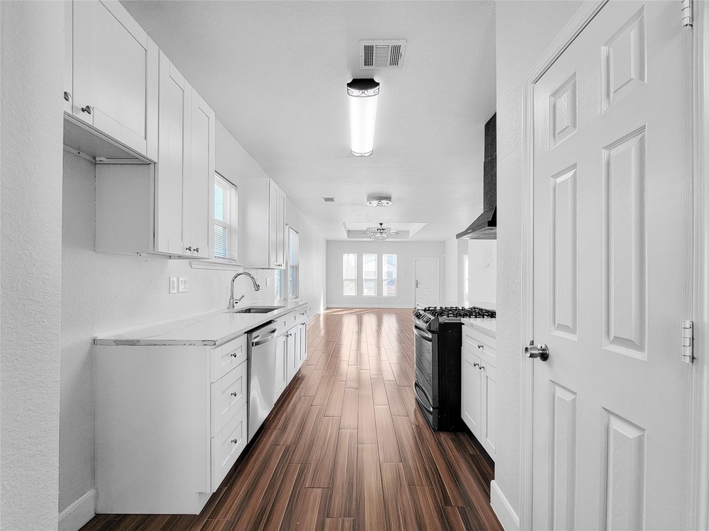 8135 Chateau Street - Photo 4