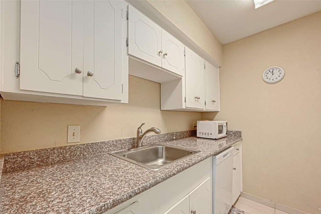 2121 Fountain View Drive - Photo 14