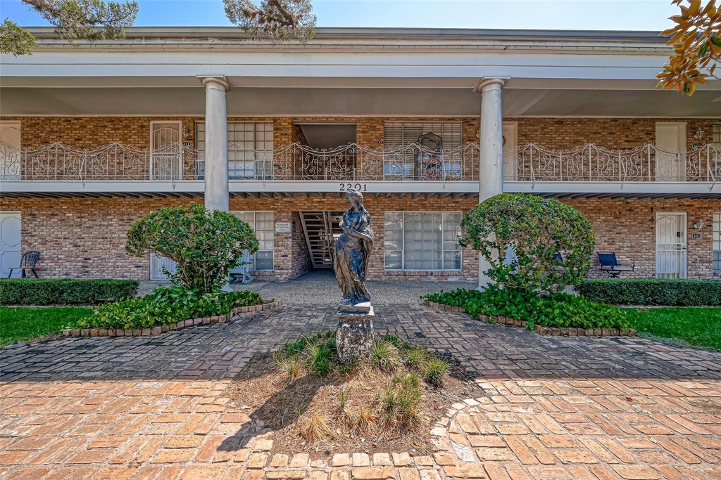 2121 Fountain View Drive - Photo 30