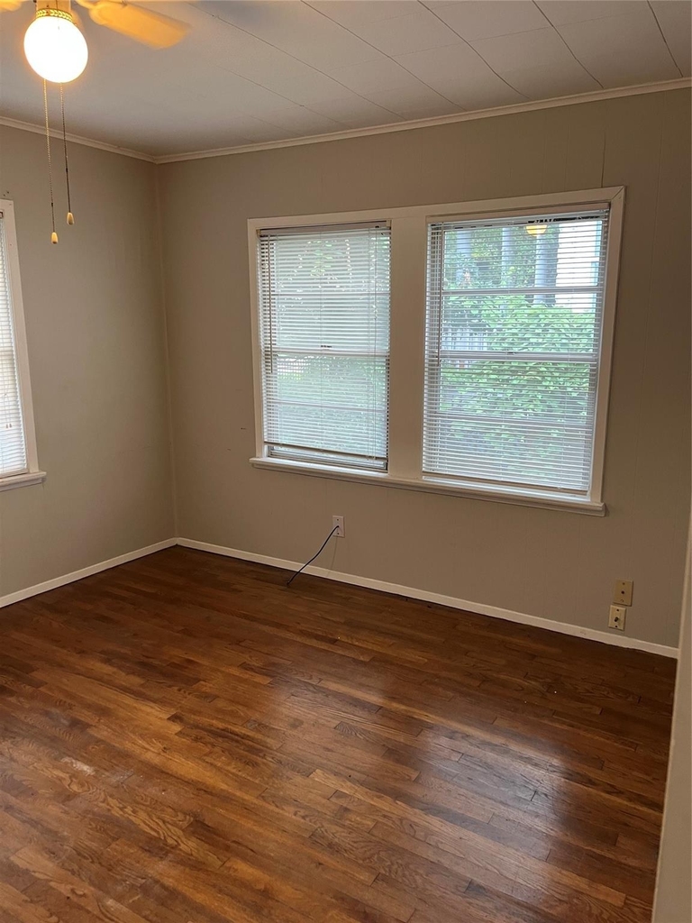 610 E 10th Street - Photo 3