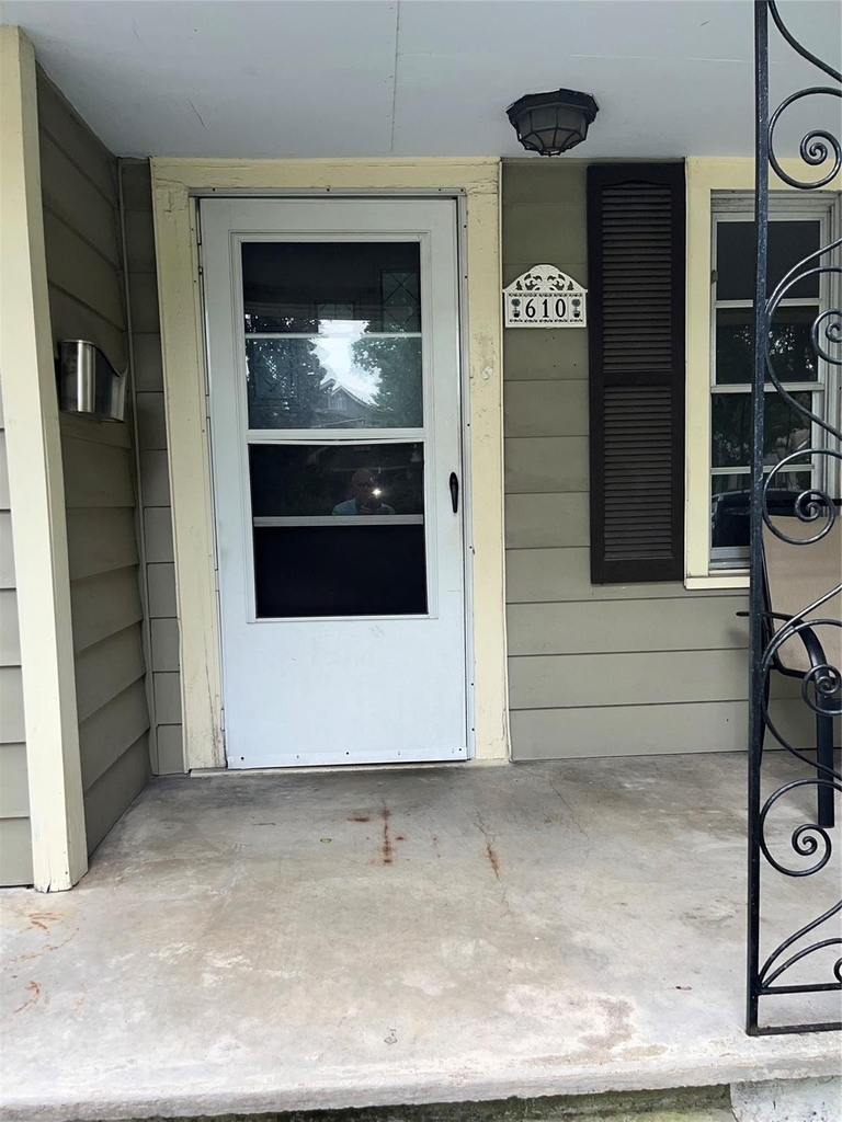 610 E 10th Street - Photo 1