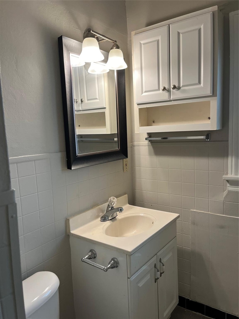 610 E 10th Street - Photo 6
