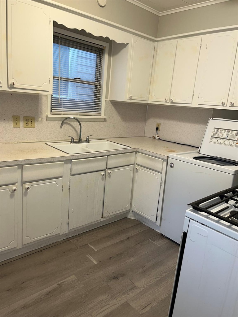 610 E 10th Street - Photo 8