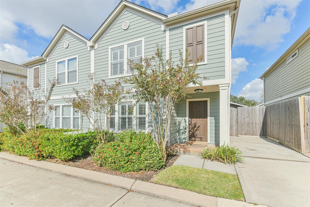 738 Redwing Place Drive - Photo 0
