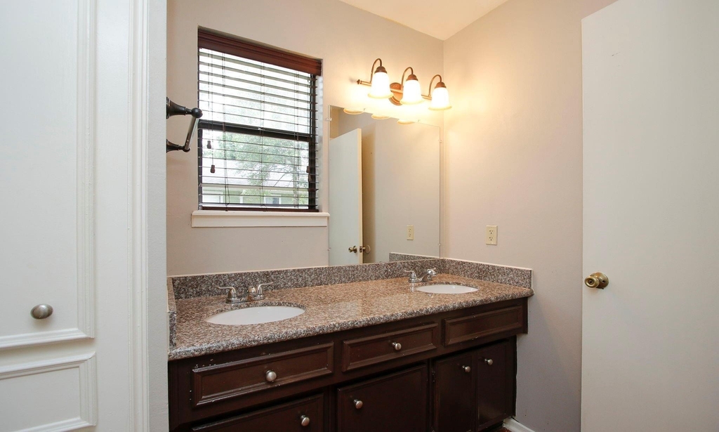 1 Greeningdon Street - Photo 8