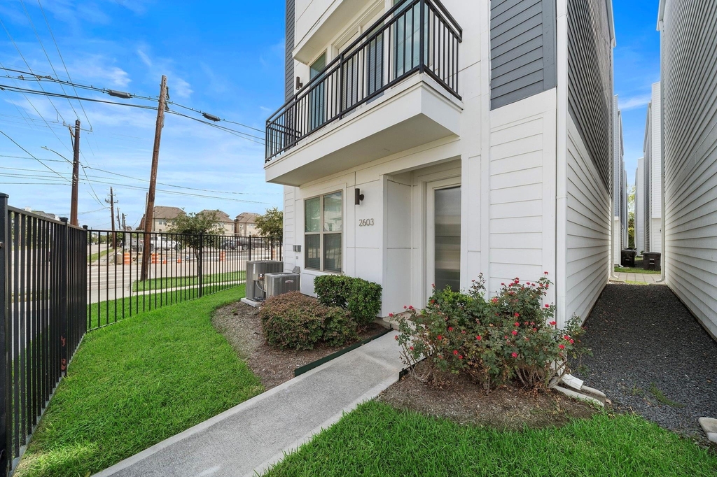 2603 Hutchins - Photo 0