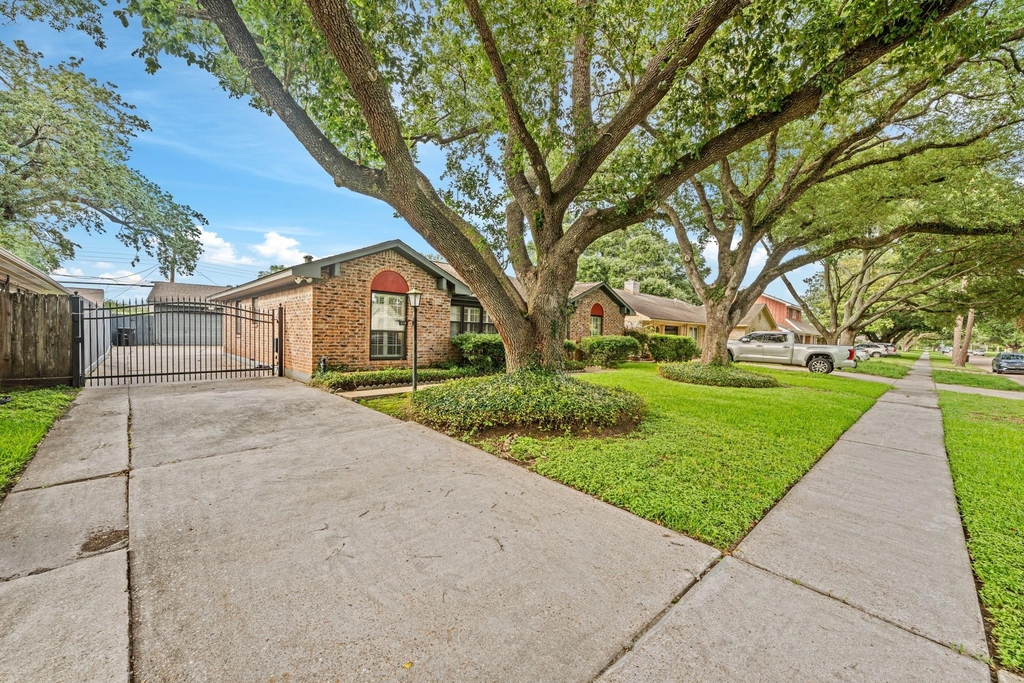 8426 Edgemoor Drive - Photo 3