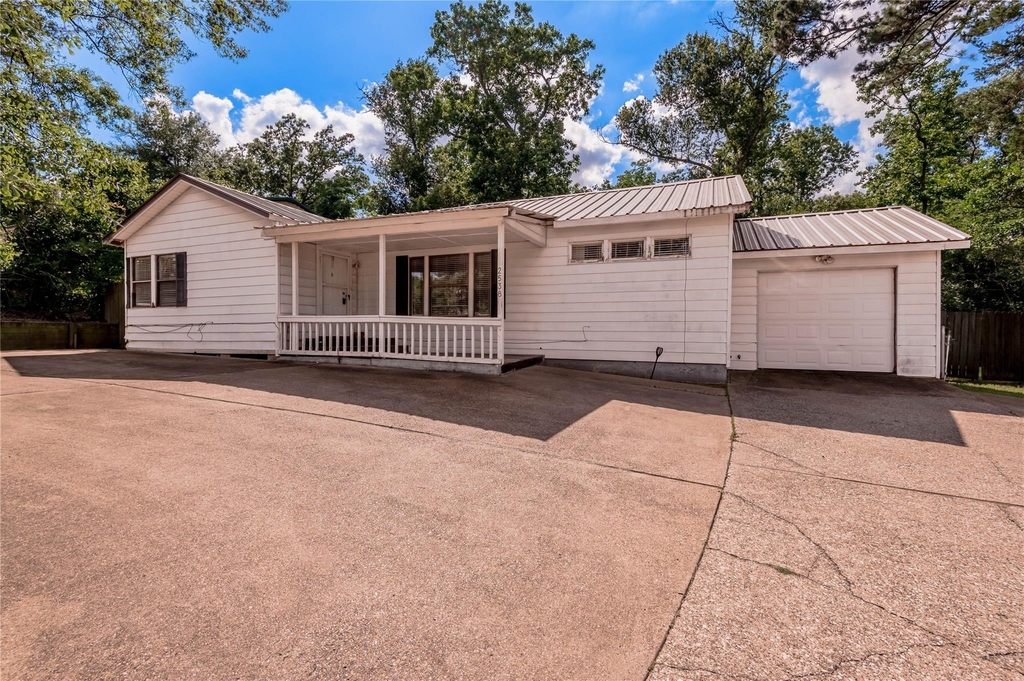 2538 Sycamore Avenue - Photo 0
