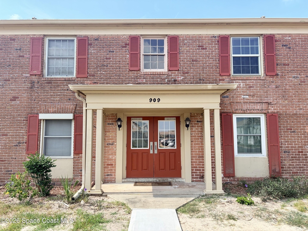 909 S Colonial Court - Photo 0