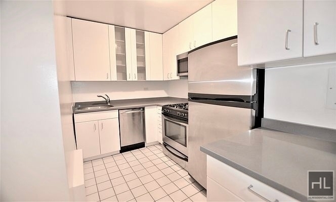 East 49 Street - Photo 2