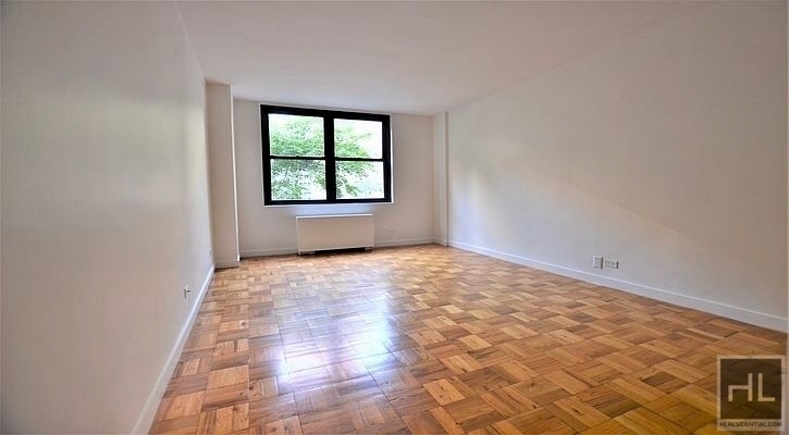 East 49 Street - Photo 0