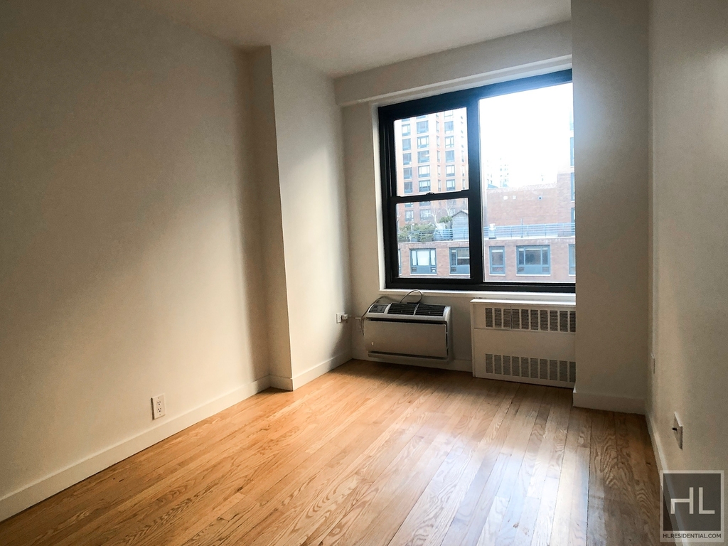 Fourth Avenue - Photo 3
